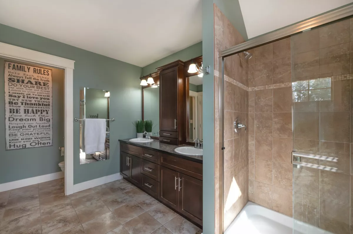 Guest Bathroom Photo of 1 3008 Ash Street, Abbotsford, BC