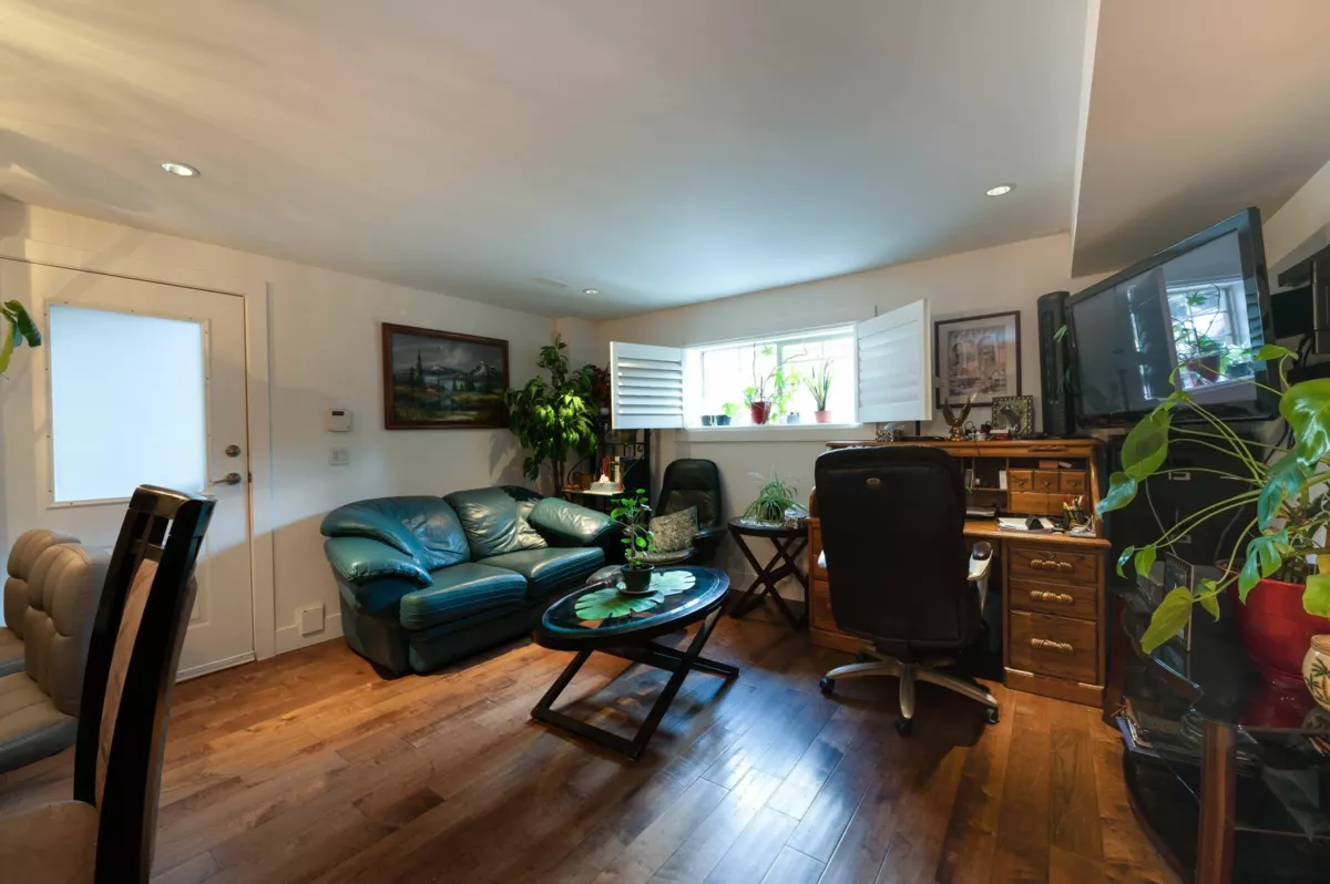 Laundry Room Photo of 1 3008 Ash Street, Abbotsford, BC