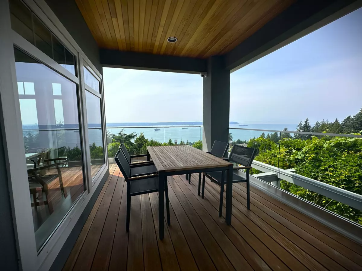 Entry Foyer Photo of 2358 Constantine Place, West Vancouver, BC
