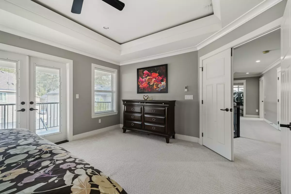 Entry Foyer Photo of 15913 92 Avenue, Surrey, BC