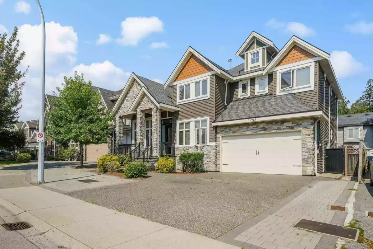 Family Room Photo of 15913 92 Avenue, Surrey, BC
