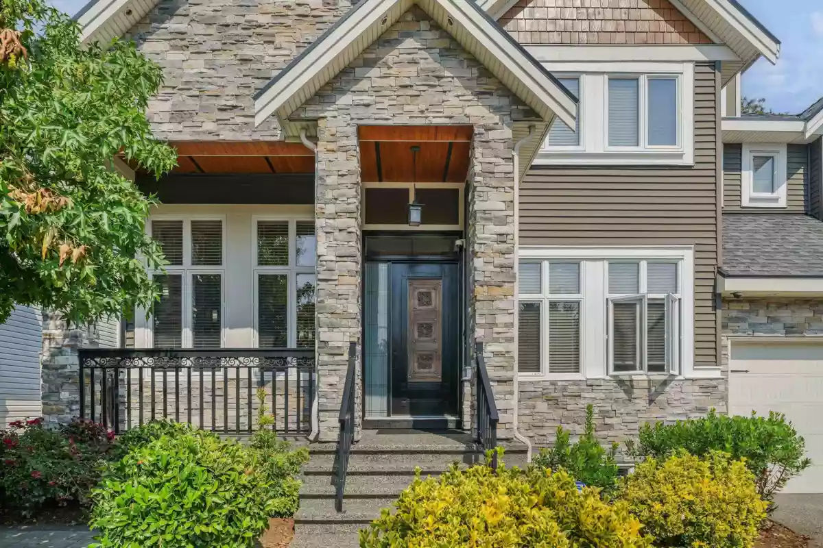 Living Room Photo of 15913 92 Avenue, Surrey, BC