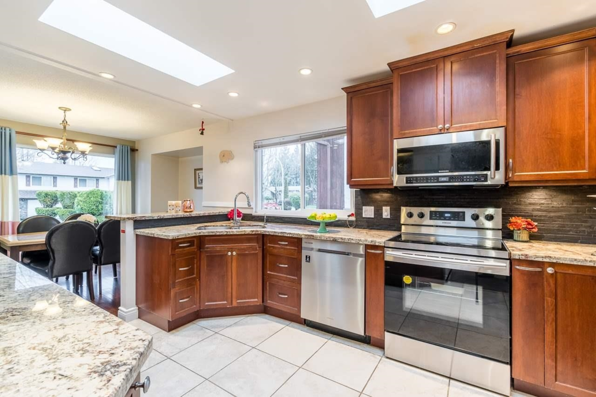 Kitchen Island Photo of 14928 93a Avenue, Surrey, BC