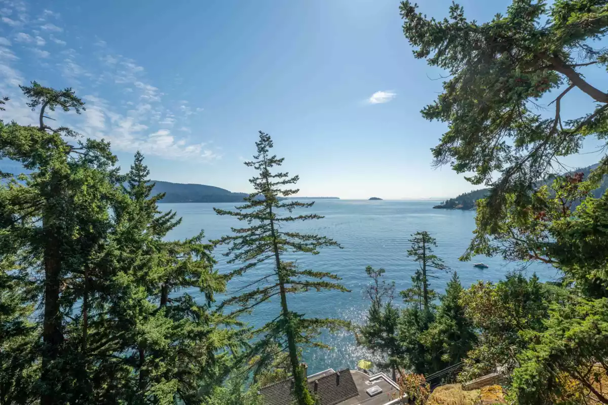 Basement Recreation Room Photo of 1485 Webb Road, Bowen Island, BC