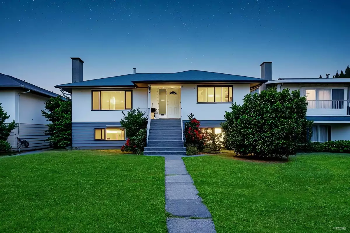 Exterior Front Photo of 342 E 18th Street, North Vancouver, BC