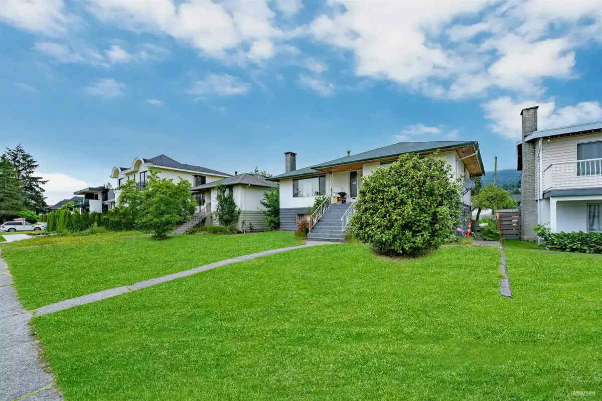 Family Room Photo of 342 E 18th Street, North Vancouver, BC