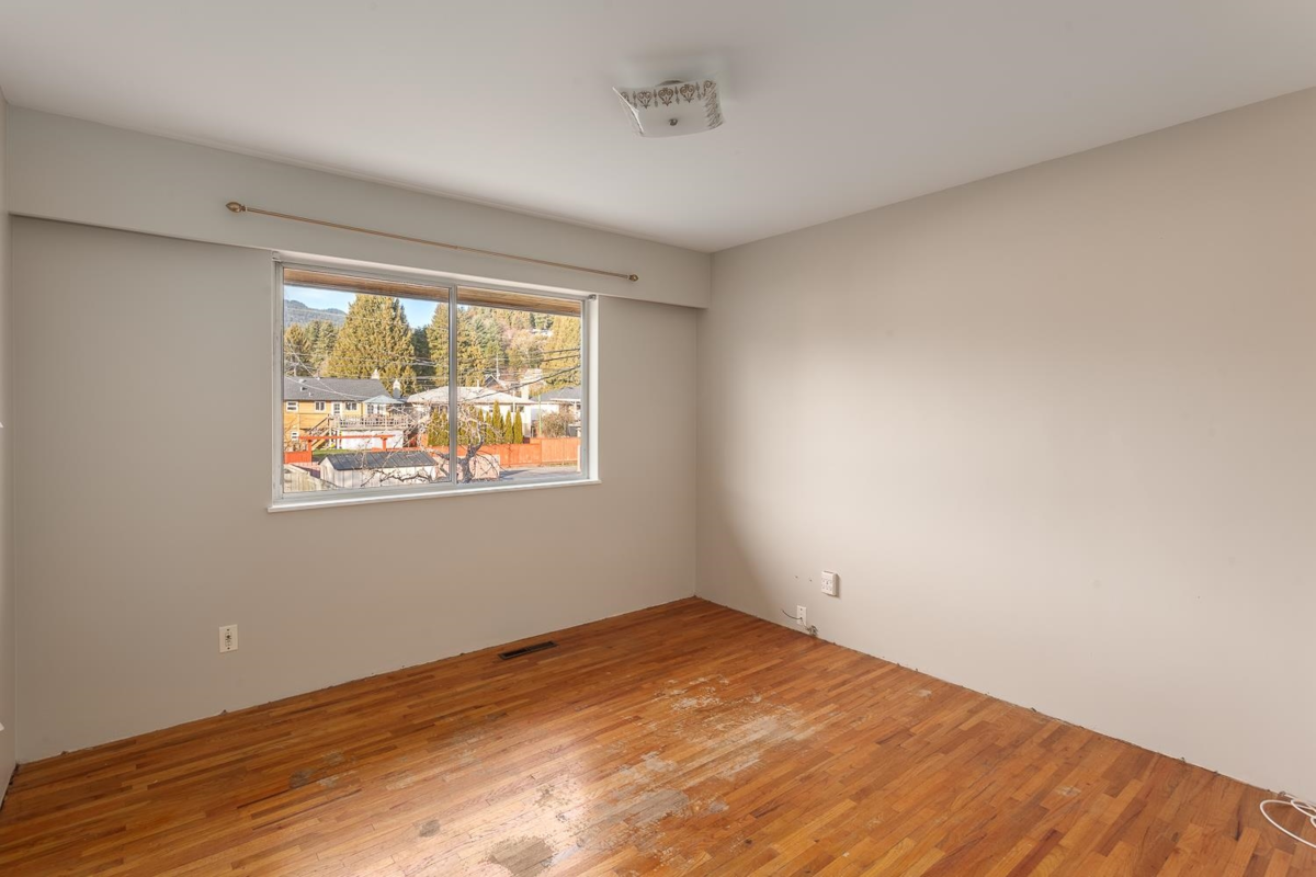 Hallway Photo of 342 E 18th Street, North Vancouver, BC