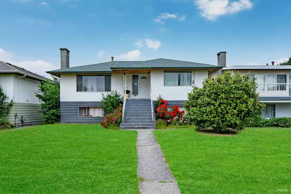 Living Room Photo of 342 E 18th Street, North Vancouver, BC