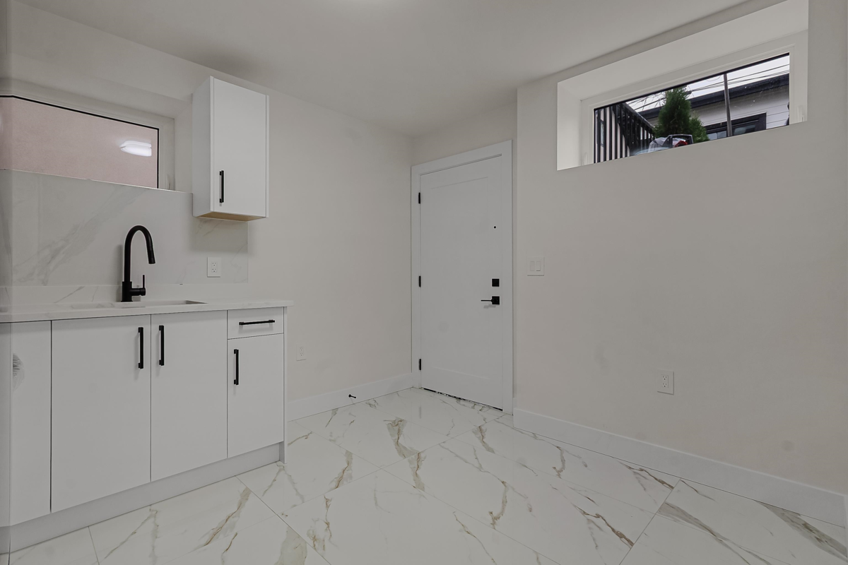 Entry Foyer Photo of 2 585 E 60th Avenue, Vancouver, BC