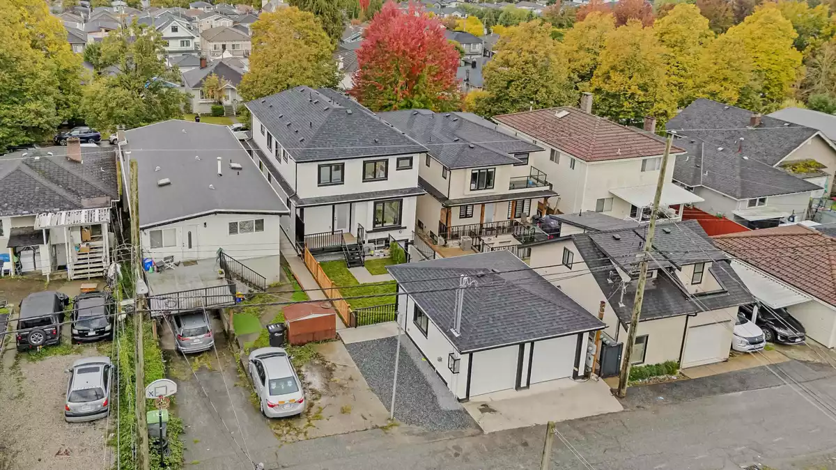 Front Yard Photo of 2 585 E 60th Avenue, Vancouver, BC