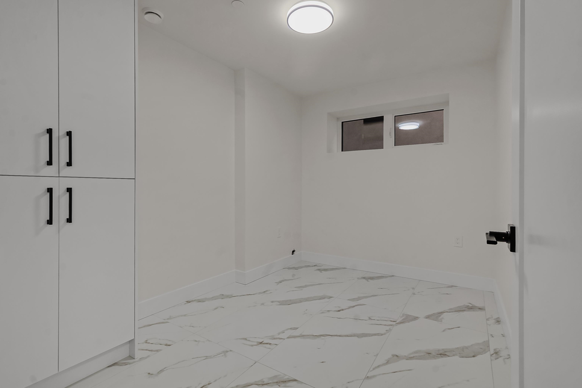 Hallway Photo of 2 585 E 60th Avenue, Vancouver, BC