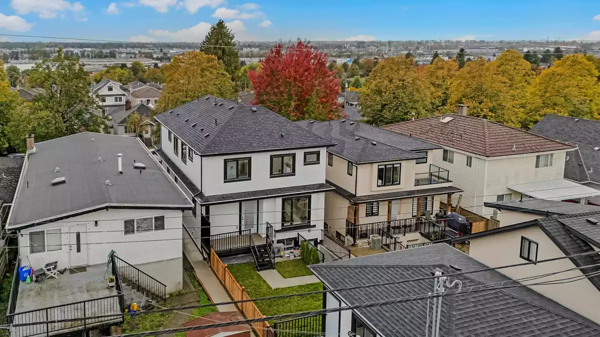 Hot Tub / Spa Photo of 2 585 E 60th Avenue, Vancouver, BC