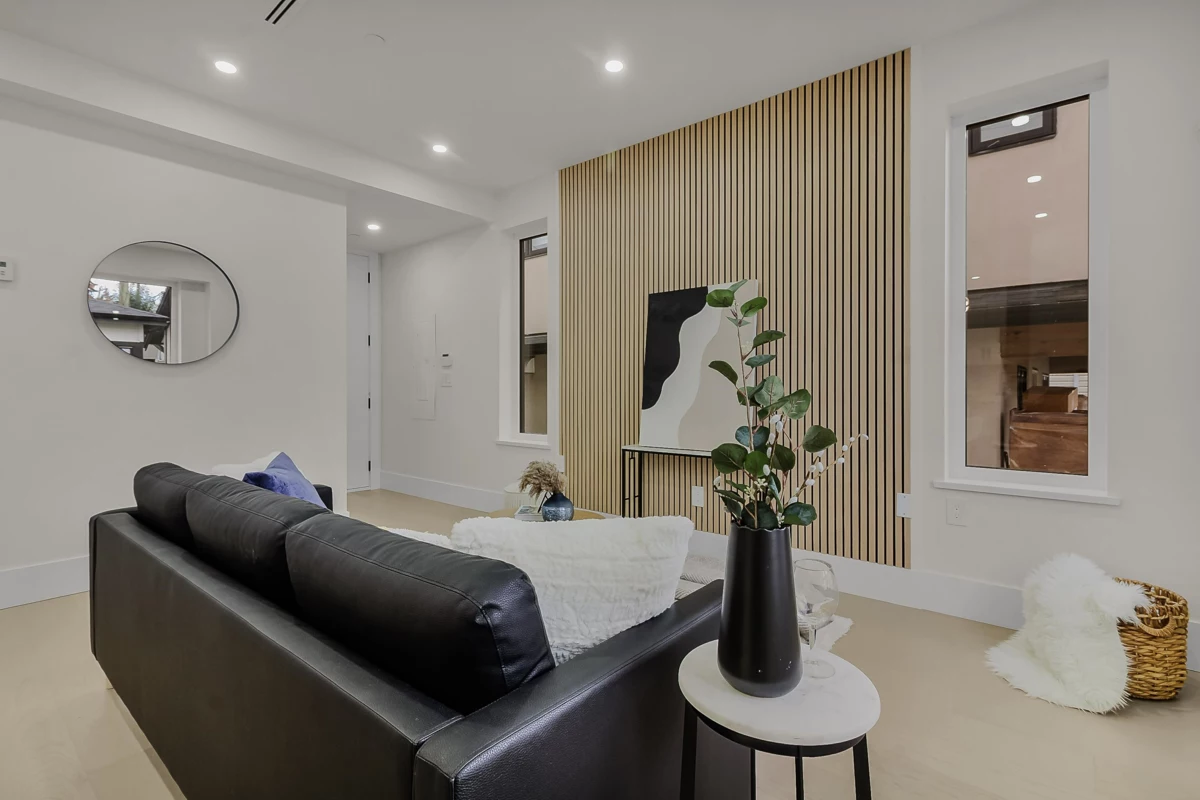 Living Room Photo of 2 585 E 60th Avenue, Vancouver, BC