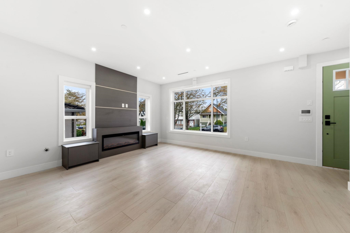 Dining Area Photo of 1 3274 E 44th Avenue, Vancouver, BC