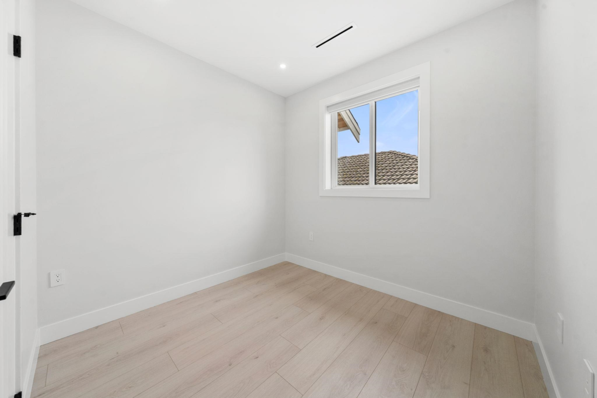Entry Foyer Photo of 1 3274 E 44th Avenue, Vancouver, BC