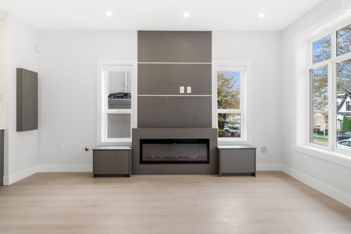 Family Room Photo of 1 3274 E 44th Avenue, Vancouver, BC