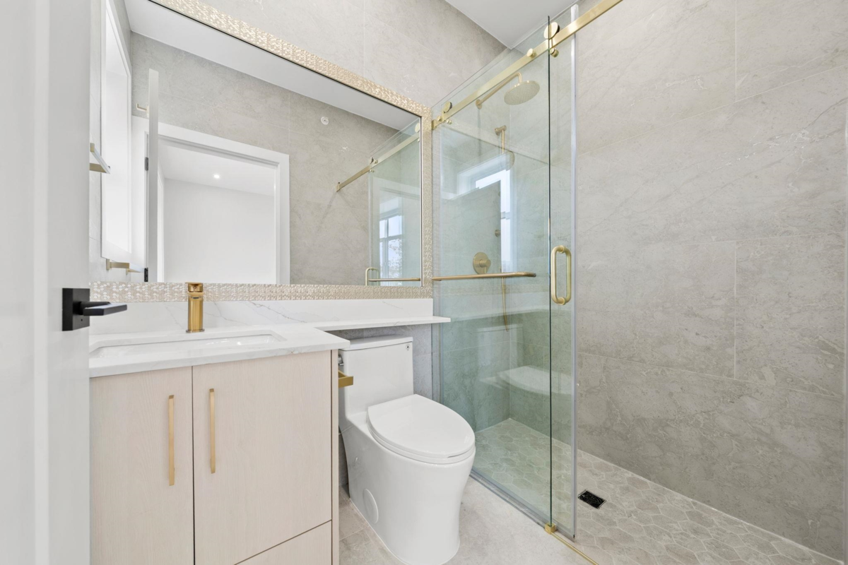 Front Yard Photo of 1 3274 E 44th Avenue, Vancouver, BC