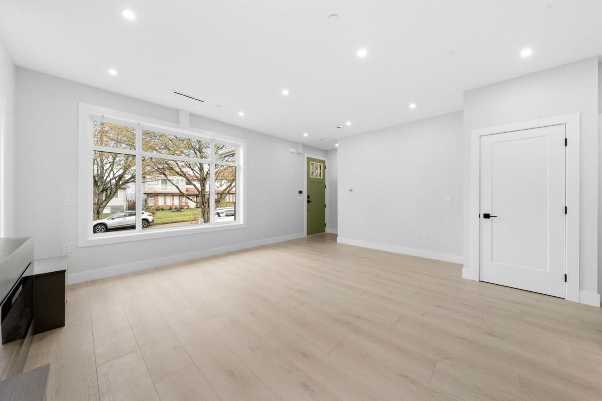 Guest Bathroom Photo of 1 3274 E 44th Avenue, Vancouver, BC