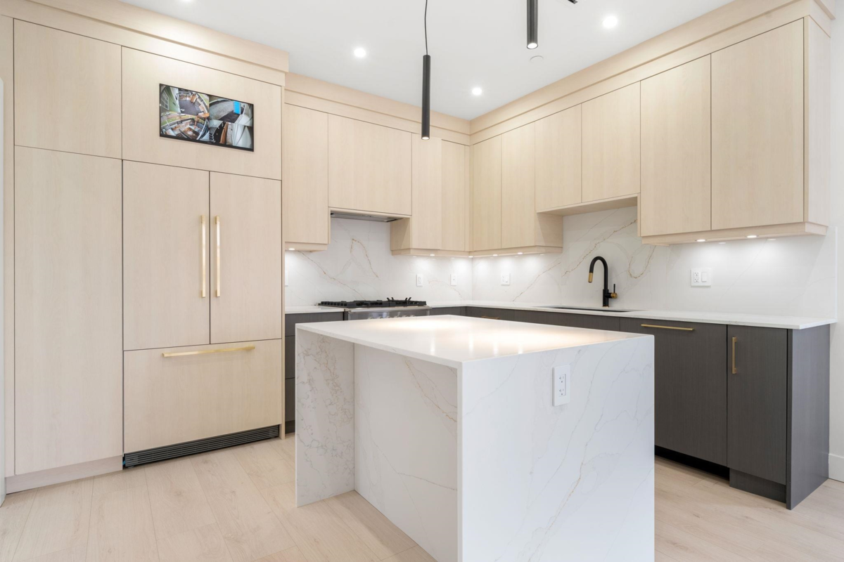 Kitchen Island Photo of 1 3274 E 44th Avenue, Vancouver, BC