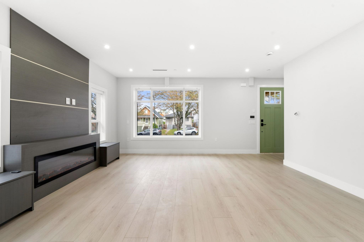 Kitchen Photo of 1 3274 E 44th Avenue, Vancouver, BC