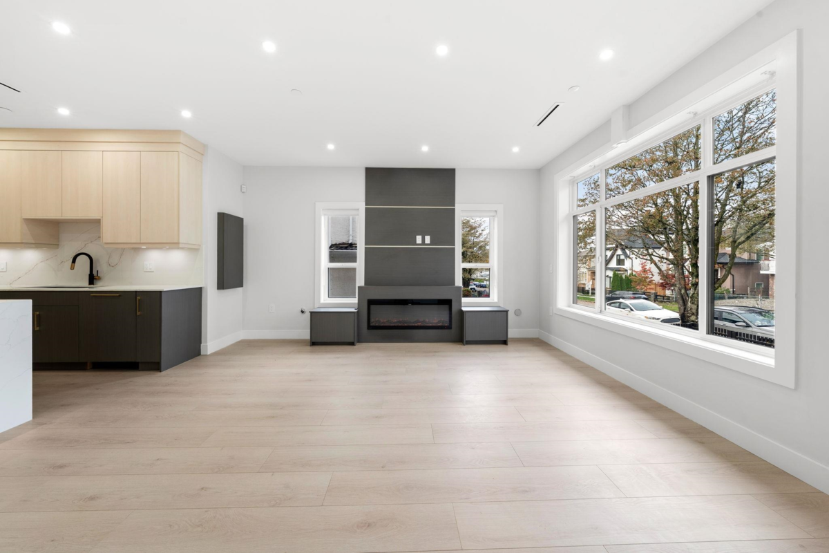 Living Room Photo of 1 3274 E 44th Avenue, Vancouver, BC