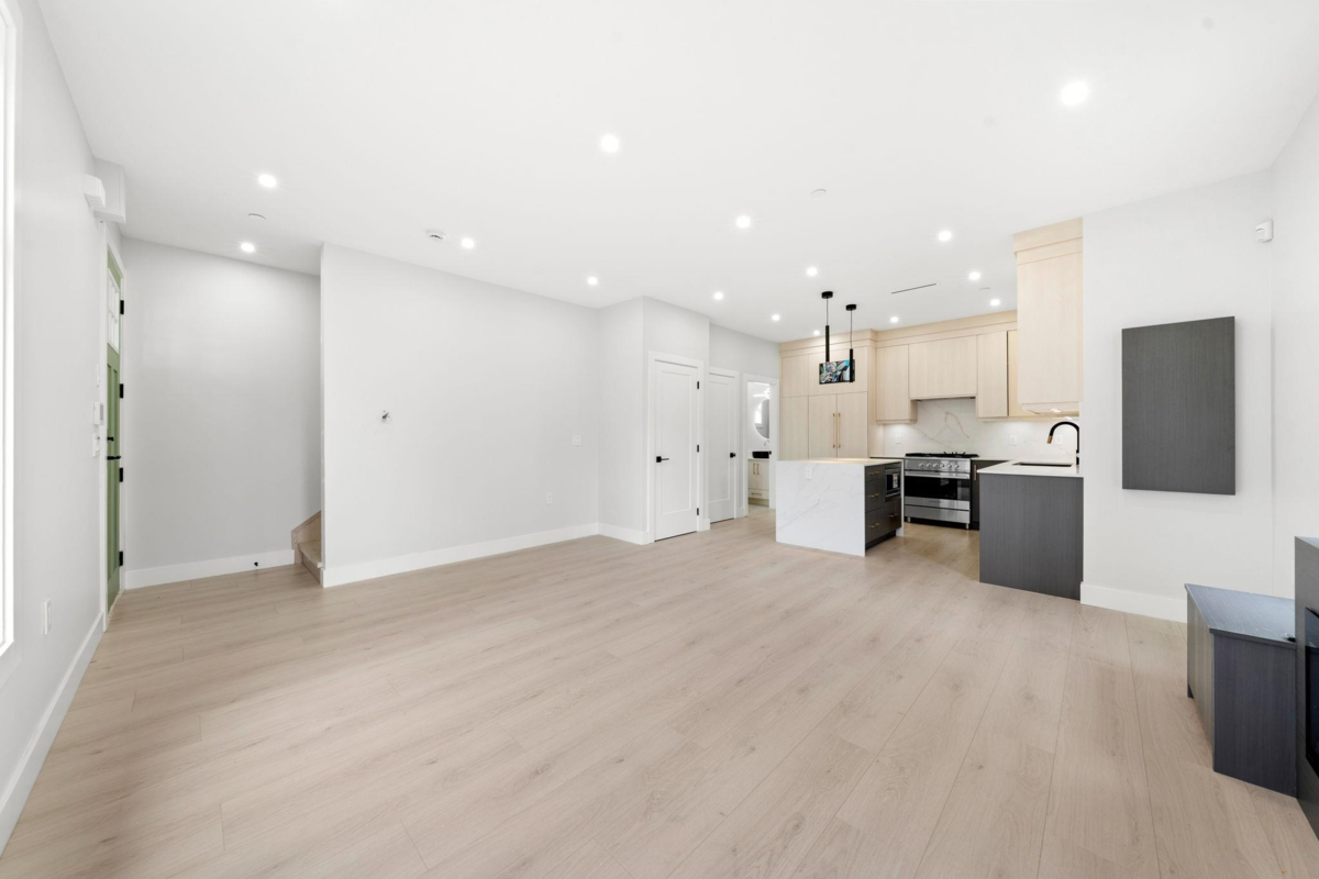 Powder Room Photo of 1 3274 E 44th Avenue, Vancouver, BC