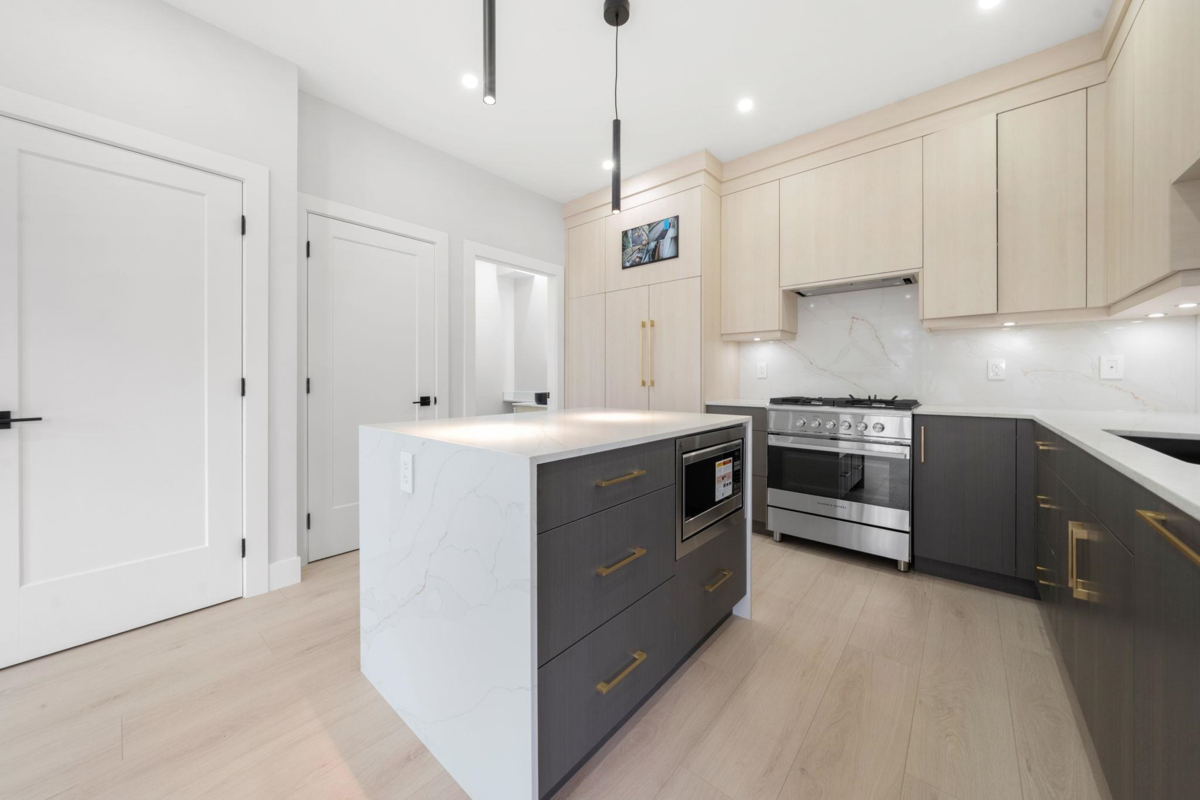 Primary Bathroom Photo of 1 3274 E 44th Avenue, Vancouver, BC