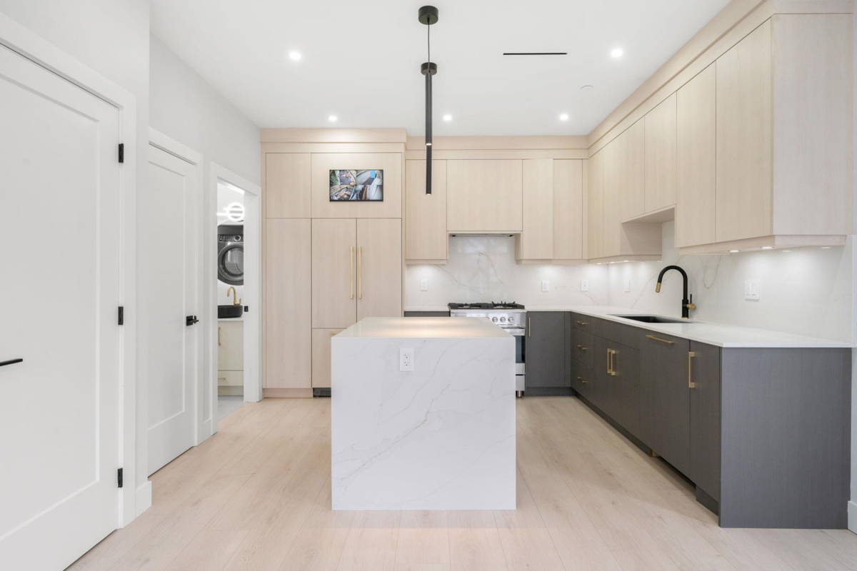 Primary Bedroom Photo of 1 3274 E 44th Avenue, Vancouver, BC