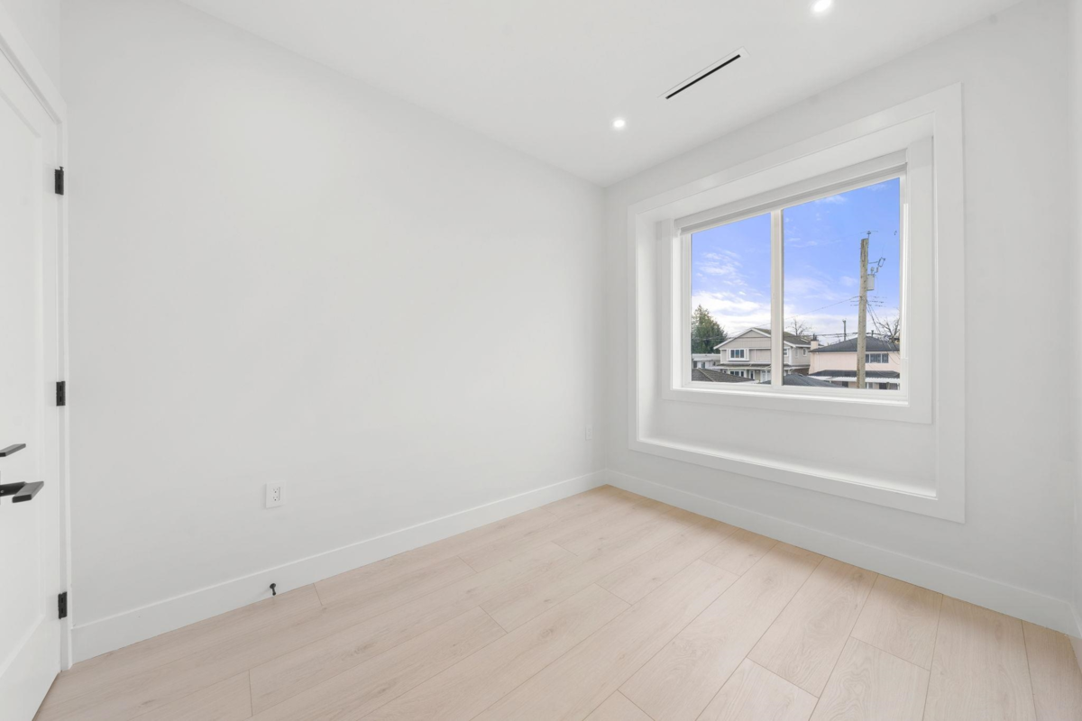 Swimming Pool Photo of 1 3274 E 44th Avenue, Vancouver, BC