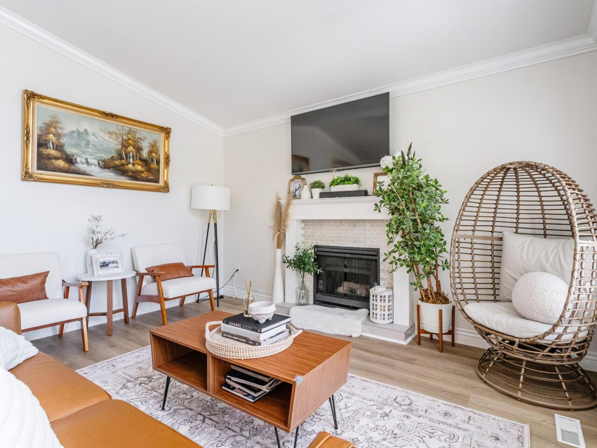 Family Room Photo of 1986 Fraser Avenue, Port Coquitlam, BC