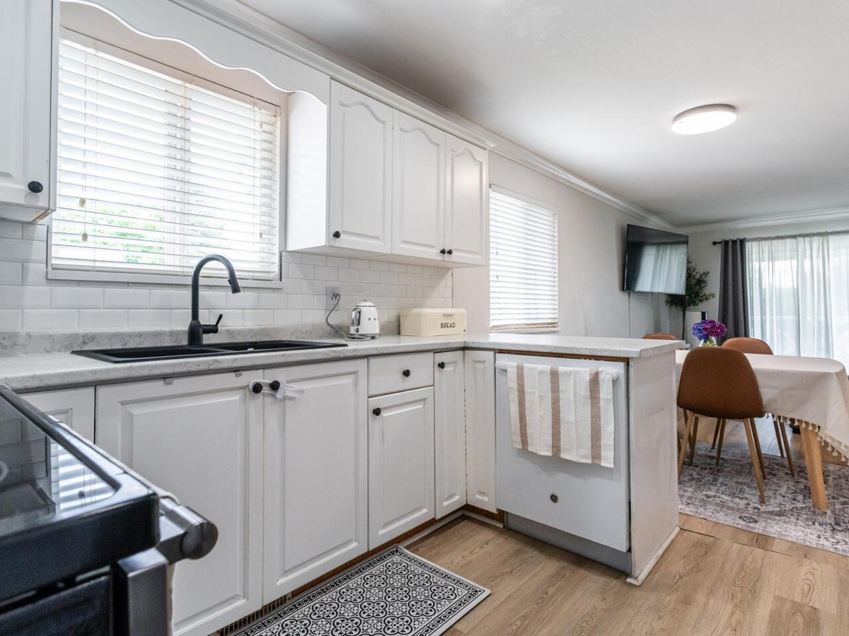 Kitchen Island Photo of 1986 Fraser Avenue, Port Coquitlam, BC