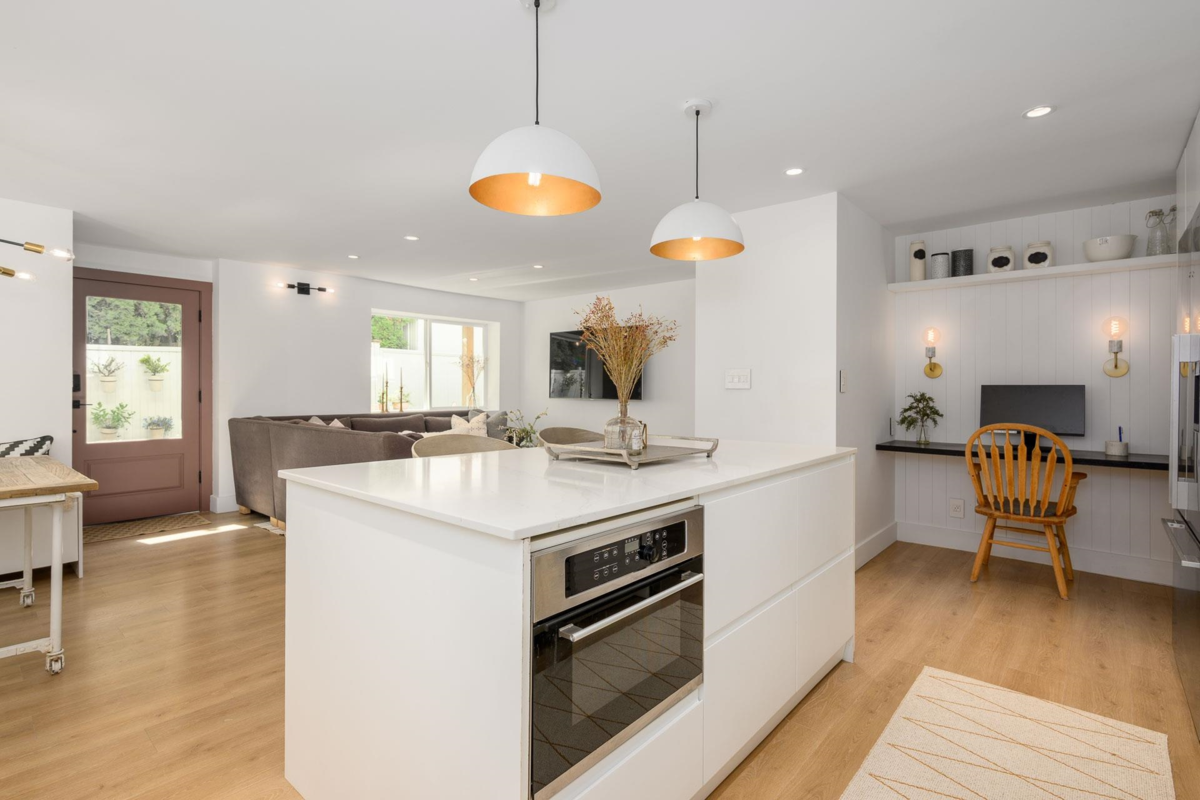 Entry Foyer Photo of 580 Ioco Road, Port Moody, BC