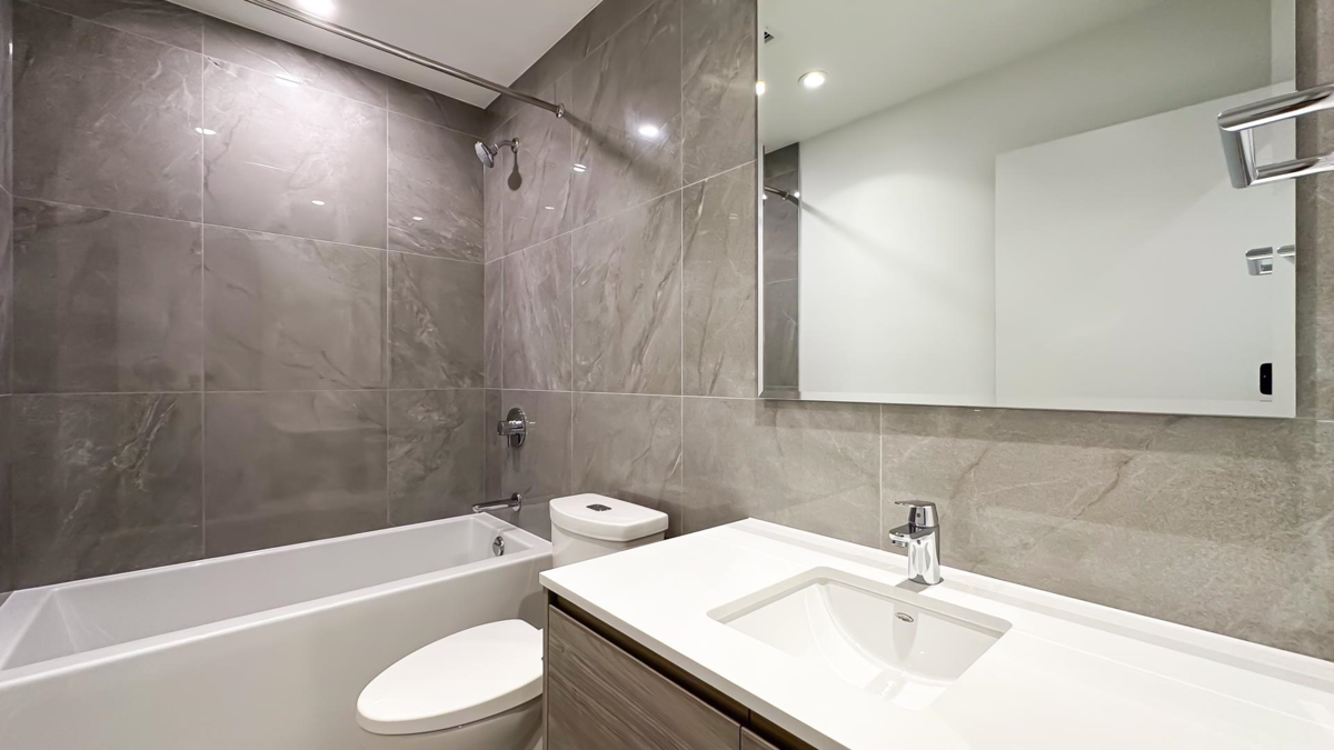 Powder Room Photo of 5001 680 Quayside Drive, New Westminster, BC