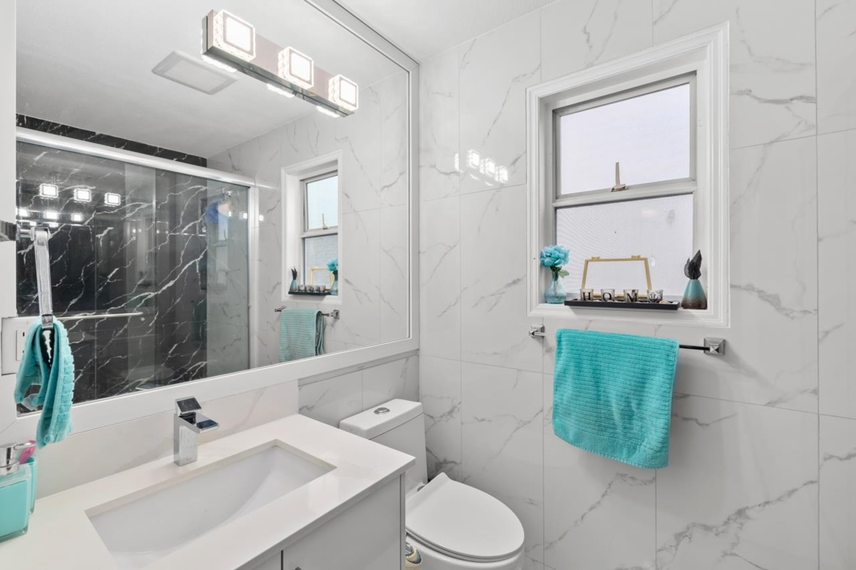 Entry Foyer Photo of 31165 Sidoni Avenue, Abbotsford, BC