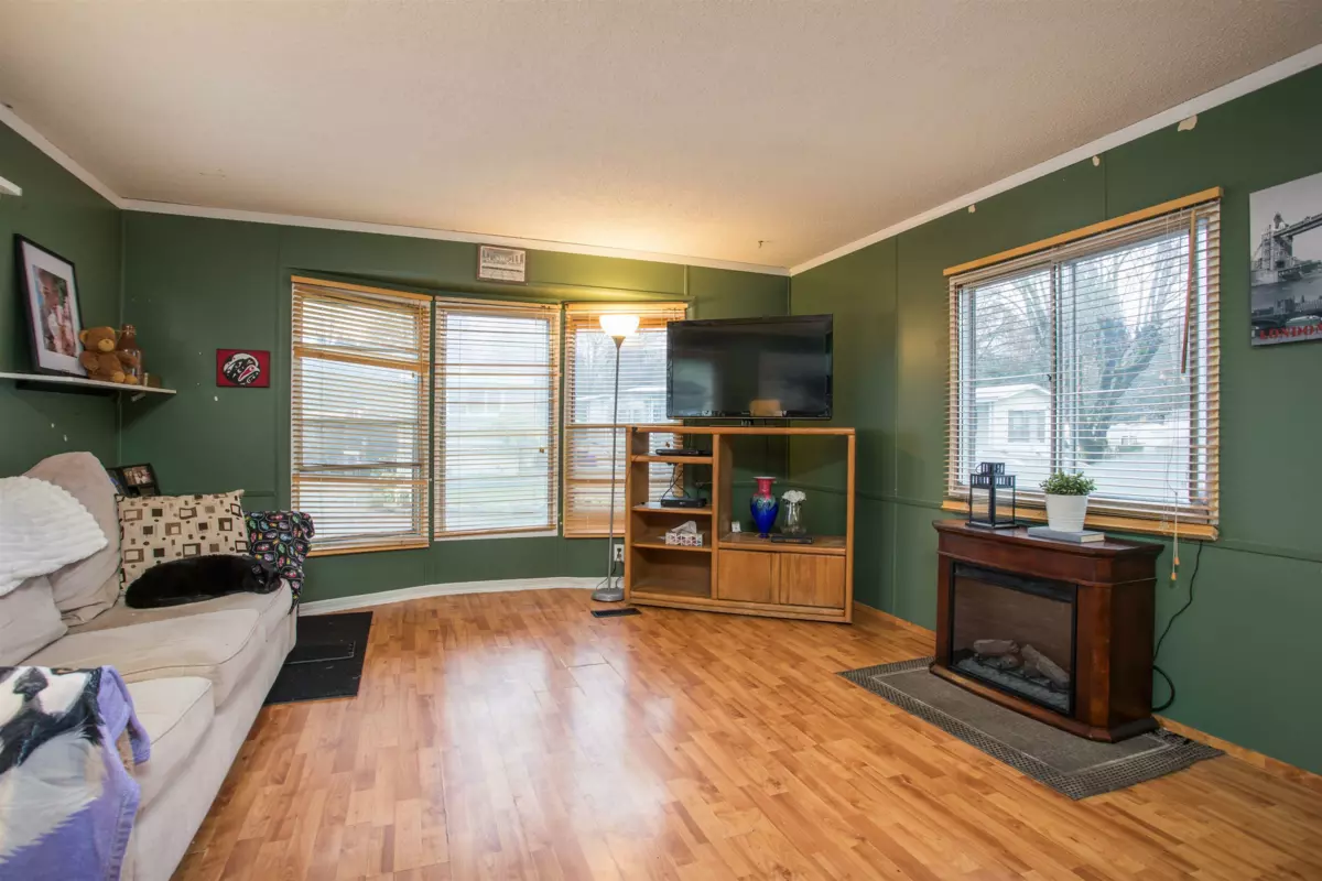 Kitchen Island Photo of 95 145 King Edward Street, Coquitlam, BC