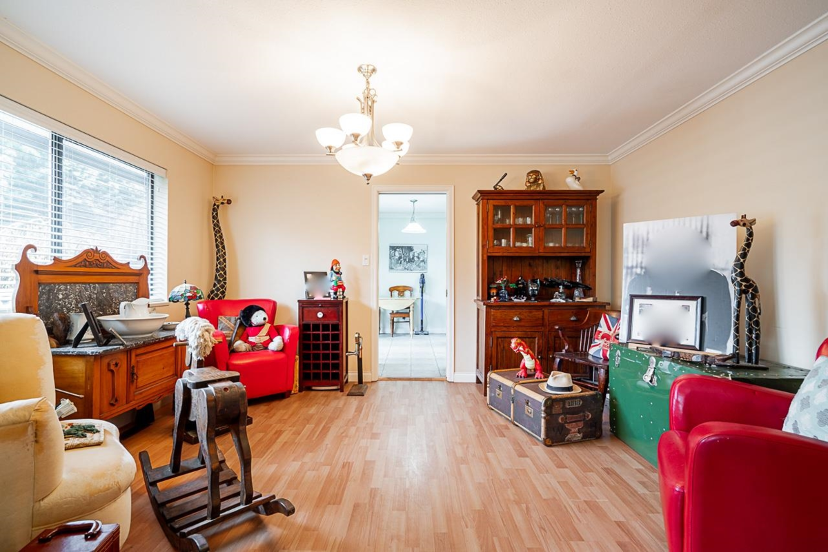 Breakfast Nook Photo of 15576 Buena Vista Avenue, White Rock, BC