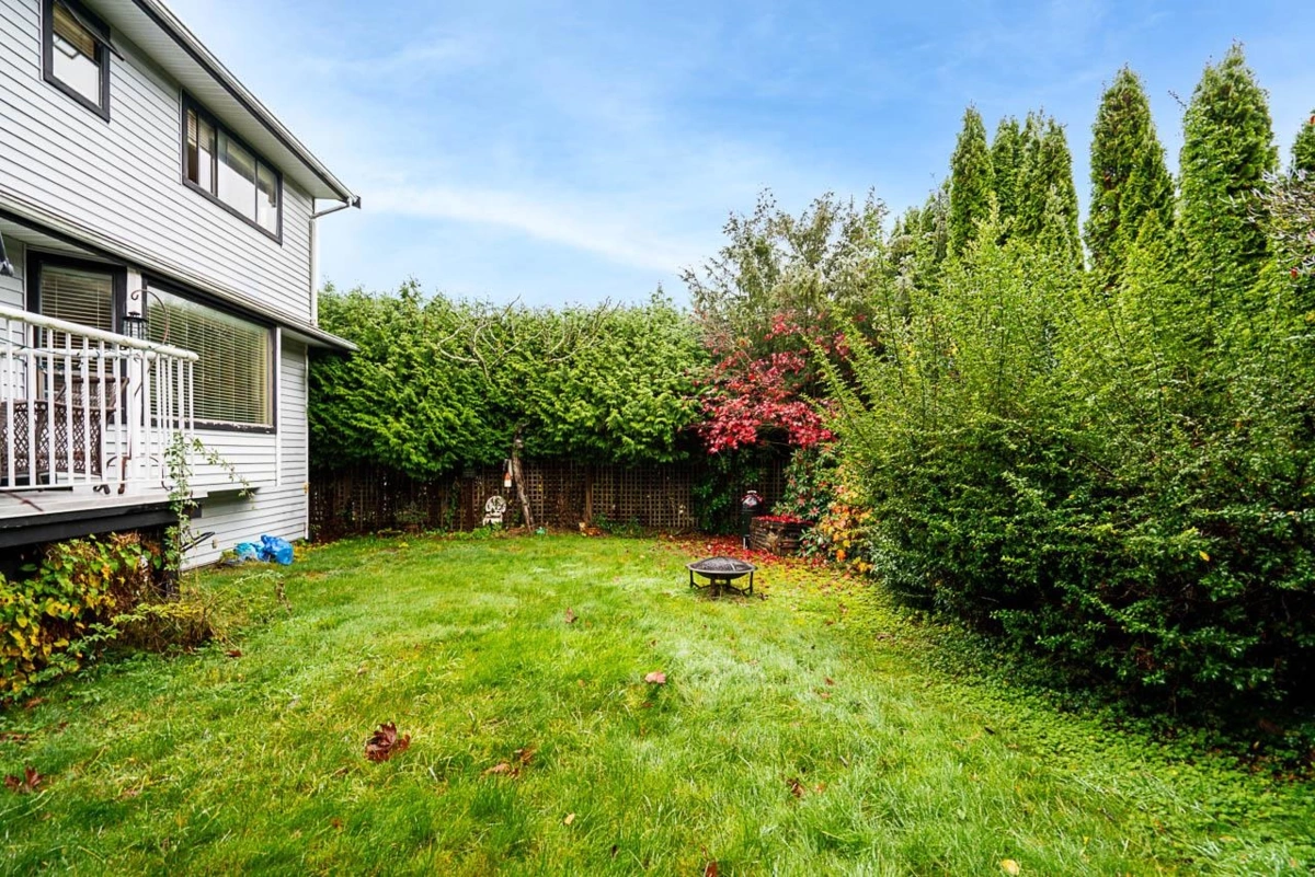 Garage Interior Photo of 15576 Buena Vista Avenue, White Rock, BC