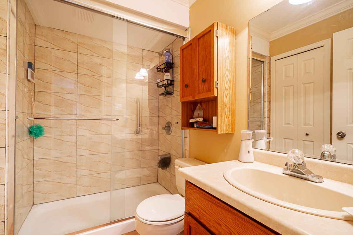 Powder Room Photo of 15576 Buena Vista Avenue, White Rock, BC