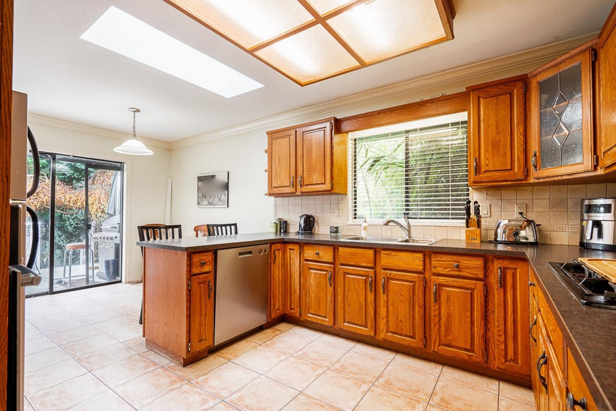 Primary Bathroom Photo of 15576 Buena Vista Avenue, White Rock, BC