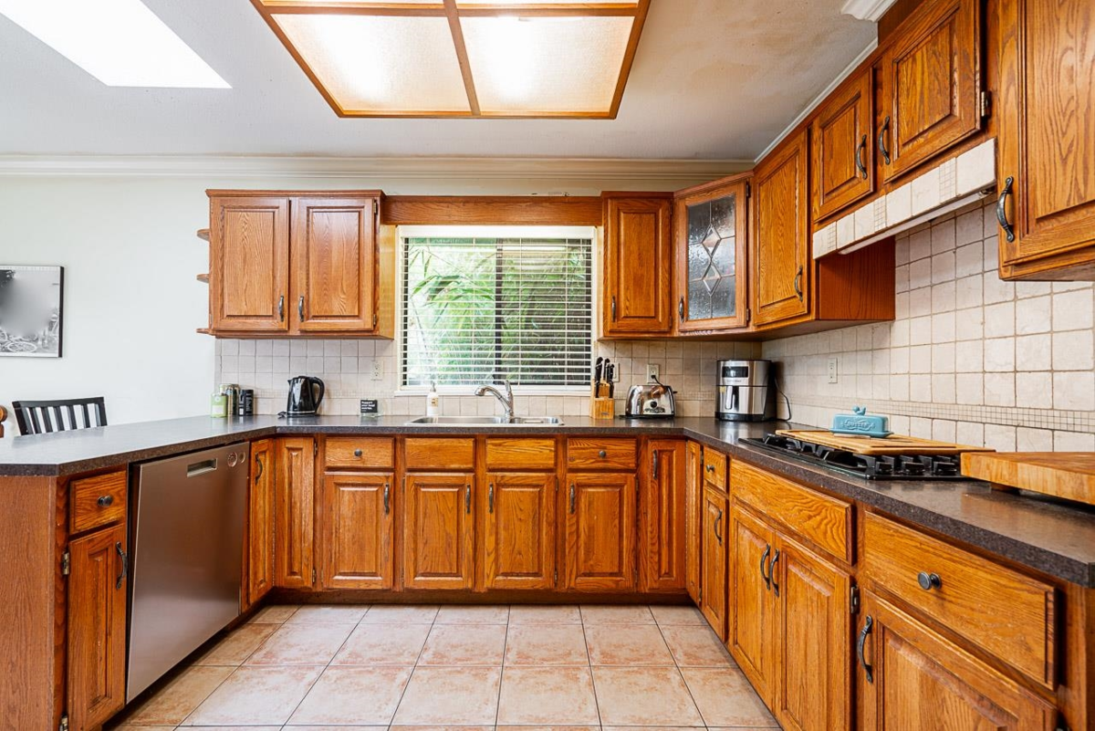 Walk-In Closet Photo of 15576 Buena Vista Avenue, White Rock, BC