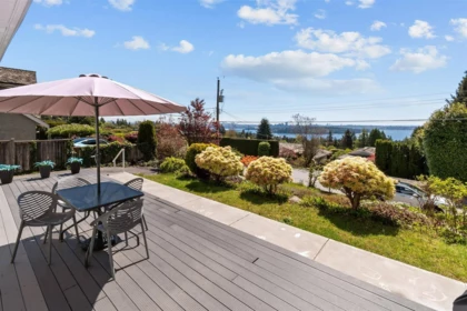 Family Room Photo of 1895 Rosebery Avenue, West Vancouver, BC