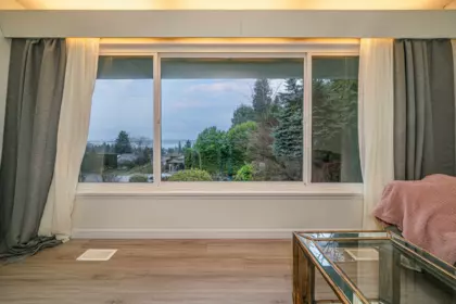 Hallway Photo of 1895 Rosebery Avenue, West Vancouver, BC