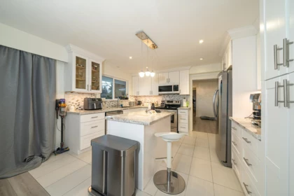 Kitchen Island Photo of 1895 Rosebery Avenue, West Vancouver, BC