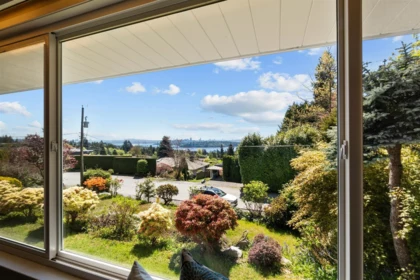 Living Room Photo of 1895 Rosebery Avenue, West Vancouver, BC