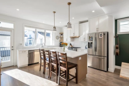 Kitchen Island Photo of 7819 Cedarbrook Road, Chilliwack, BC