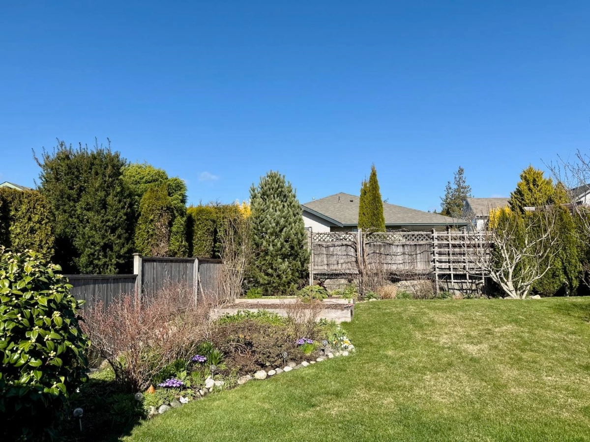 Dining Area Photo of 6270 Homestead Avenue, Sechelt, BC