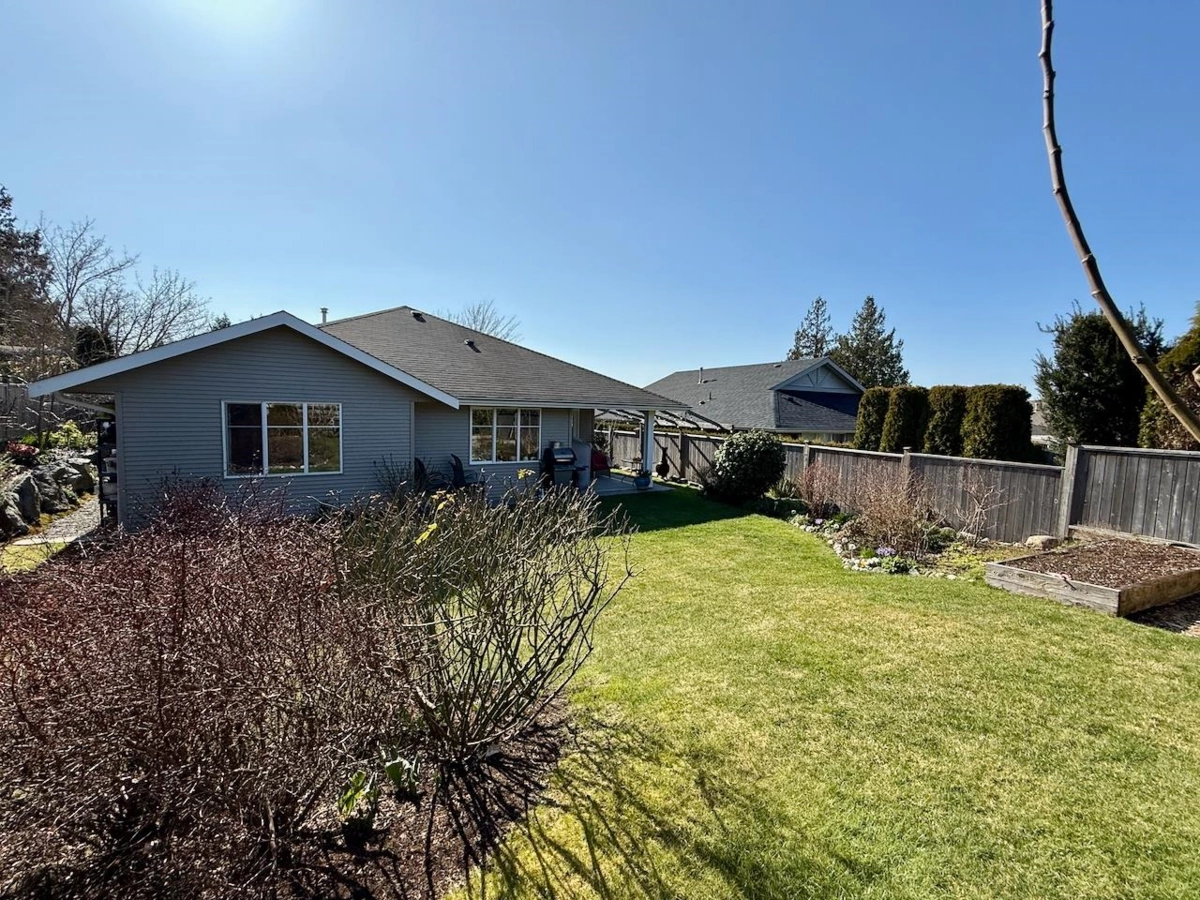 Garden / Landscaping Photo of 6270 Homestead Avenue, Sechelt, BC