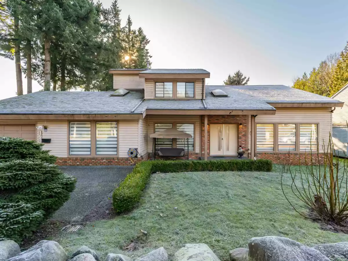 Family Room Photo of 16566 80 Avenue, Surrey, BC