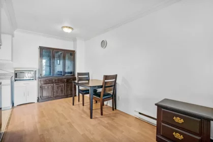 303 975 E Broadway, Vancouver, BC