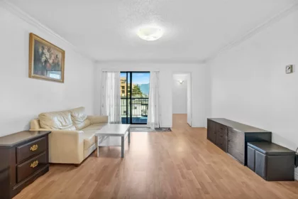 303 975 E Broadway, Vancouver, BC